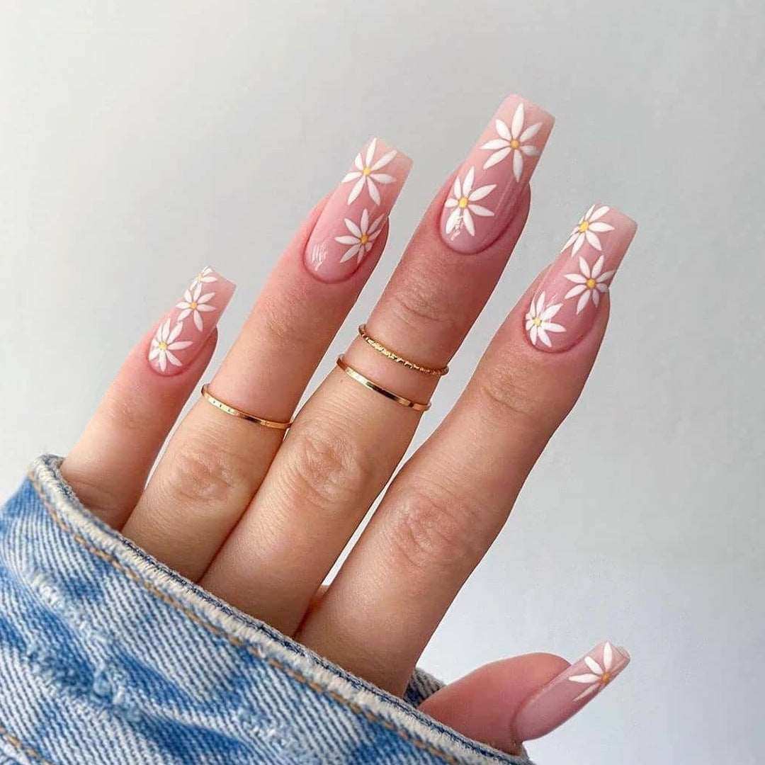 Field of Daisy-Press on Manicure-Outlined